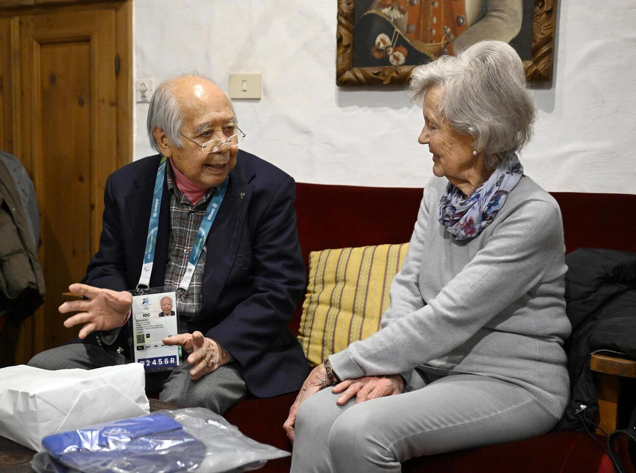 70年前の五輪で宿泊していたホテルを訪れ、再会したマヌエラ・アンジェリさん（右）と当時を懐かしむ猪谷千春さん（共同）