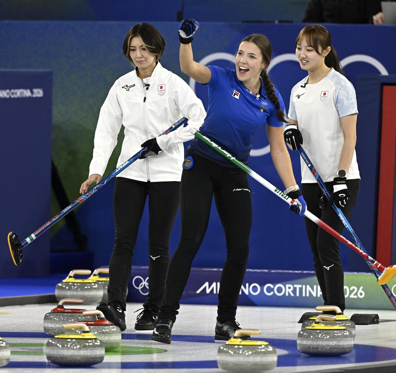 日本―イタリア　第10エンド、相手の最終ショットが決まり、肩を落とす吉村（左）と小林（右）（共同）