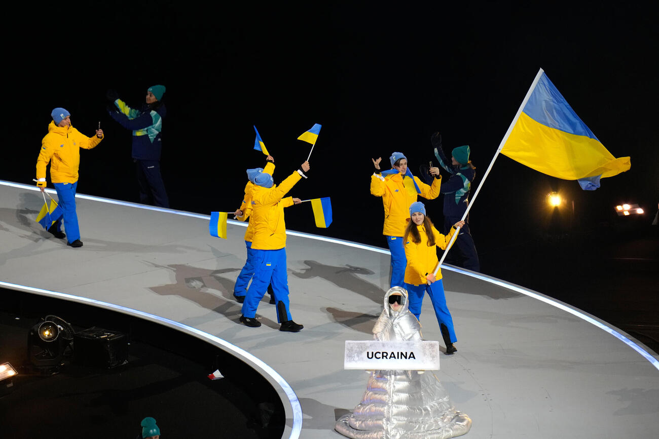 ロシア人女性が先導していたことが分かったウクライナ選手団の入場行進(AP)