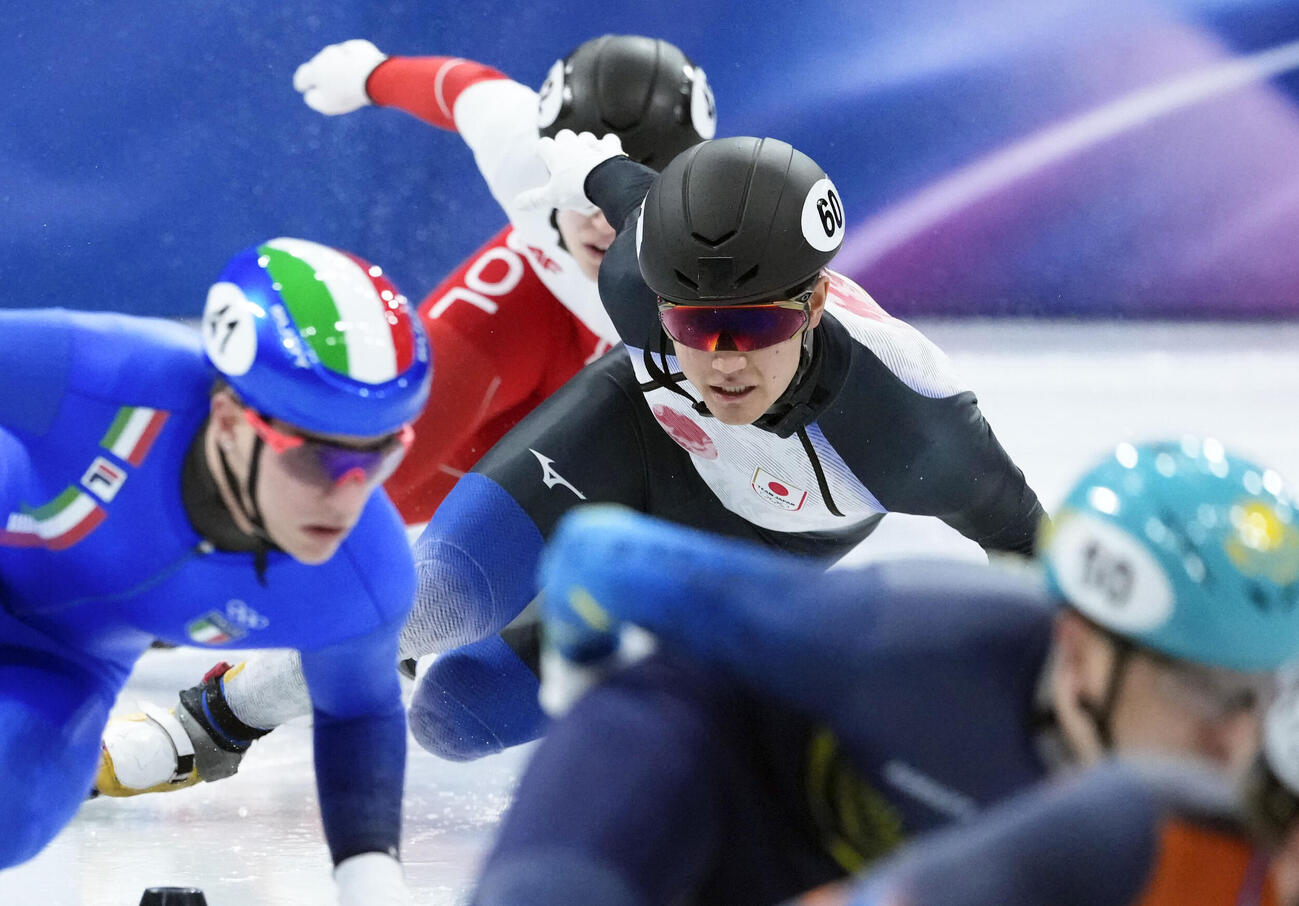 男子500メートル準々決勝　滑走する吉永一貴（共同）