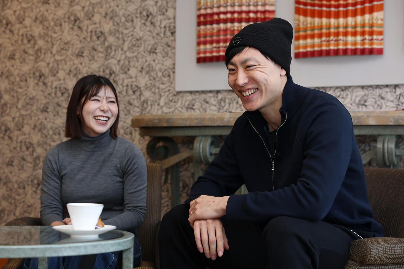 新濱立也と妻でロコ・ソラーレの吉田夕梨花（左）（2025年12月撮影）