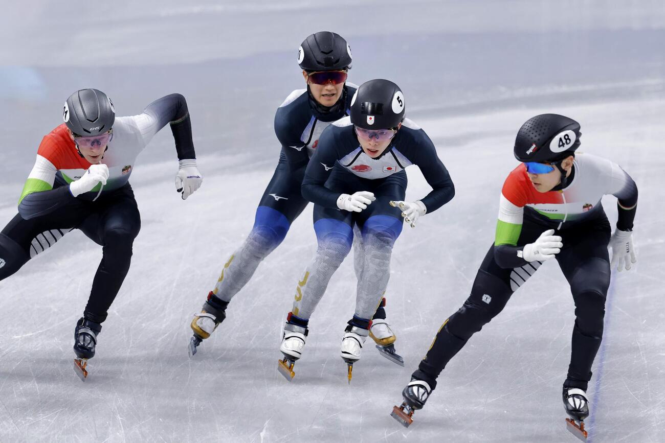 男子5000メートルリレー順位決定戦　吉永一貴（中央左）からタッチを受ける宮田将吾（共同）