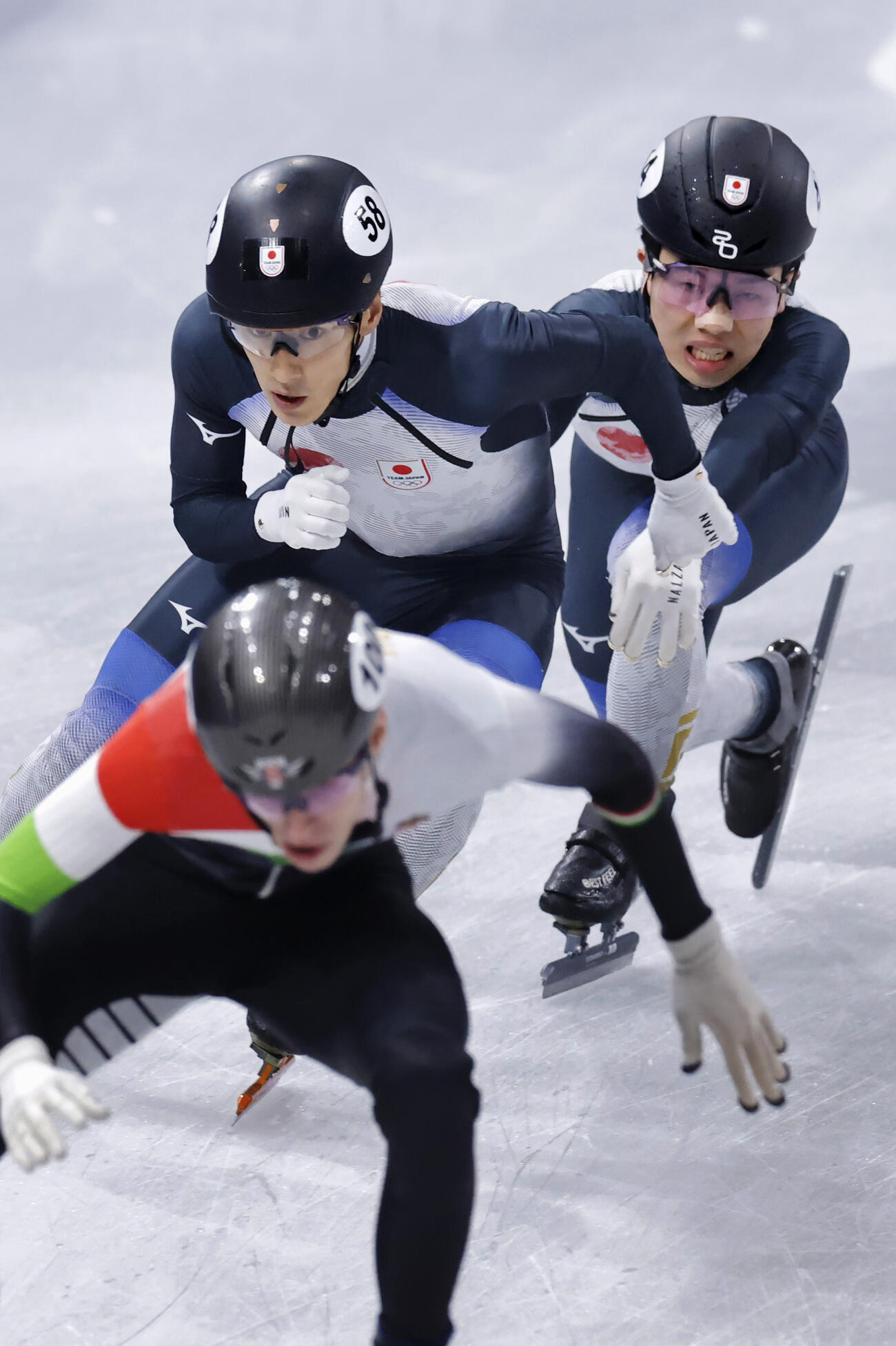 男子5000メートルリレー順位決定戦　岩佐暖（右）からタッチを受ける渡辺啓太（共同）