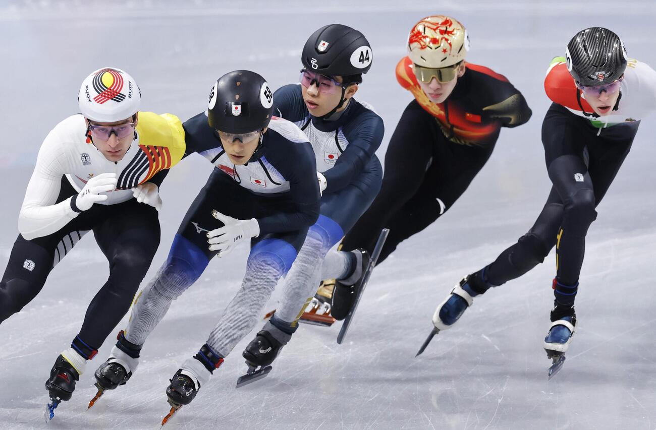 男子5000メートルリレー順位決定戦　岩佐暖（中央）からタッチを受ける渡辺啓太（共同）