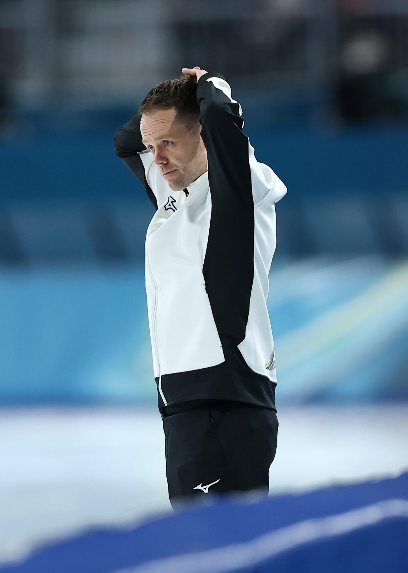 女子1500メートルで高木がゴールし、頭を抱えるヨハン・デビット・コーチ（撮影・前田充）