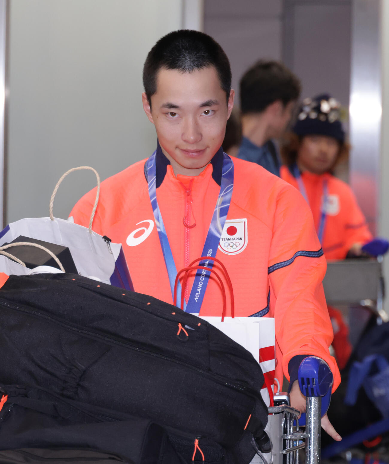 帰国したスノーボード木村葵来（撮影・中島郁夫）