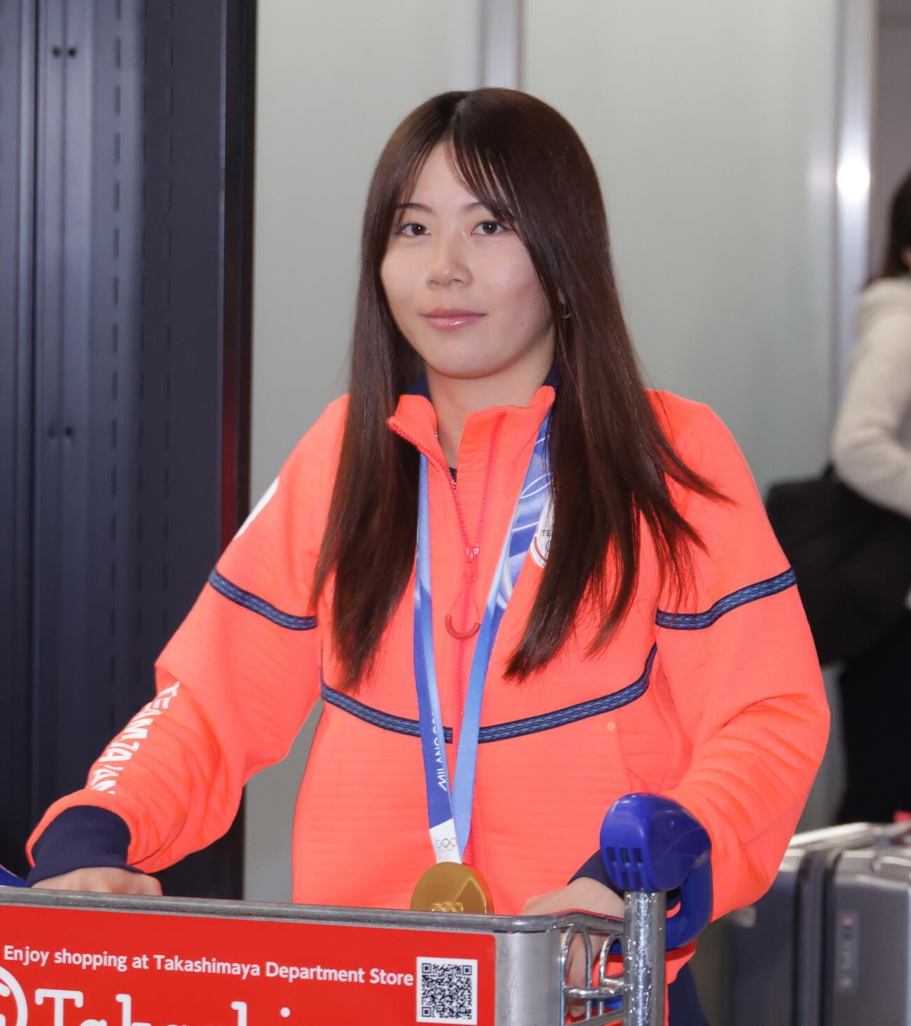 帰国したスノーボード深田茉莉（撮影・中島郁夫）