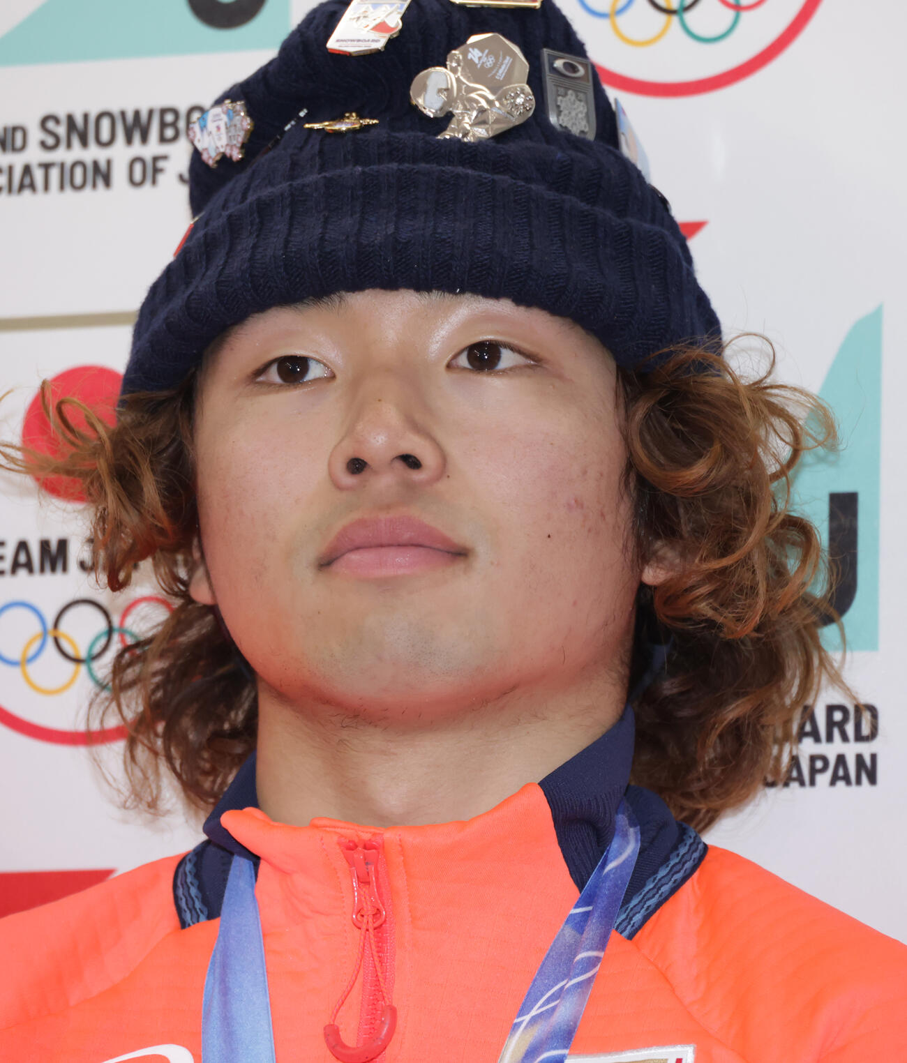 帰国したスノーボード長谷川帝勝（撮影・中島郁夫）