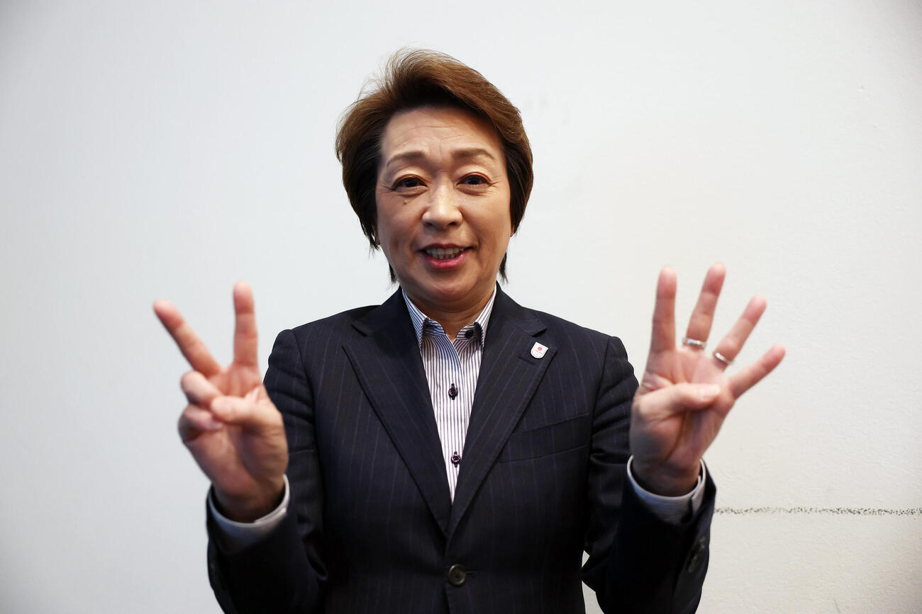笑顔で日本チームのメダル獲得数「24」をつくる日本オリンピック委員会（JOC）の橋本会長（撮影・前田充）
