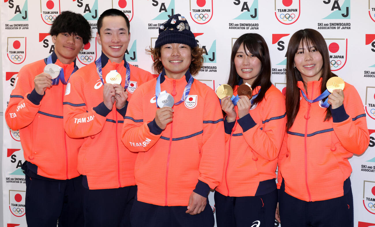メダルを手に笑顔で帰国したスノーボード選手たち。左から木俣椋真、木村葵来、長谷川帝勝、村瀬心椛、深田茉莉（撮影・中島郁夫）