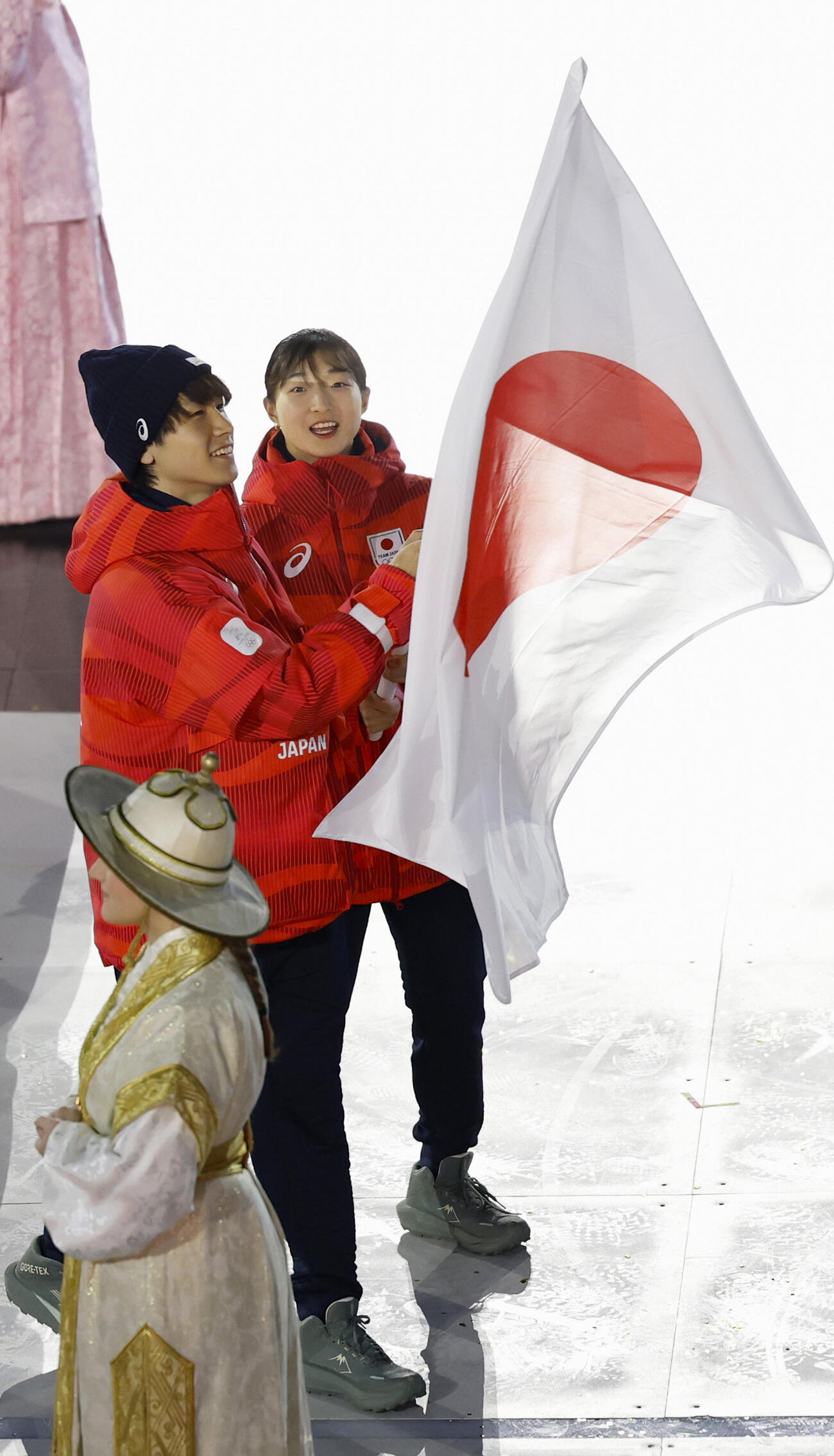 ミラノ・コルティナ冬季五輪の閉会式で旗手を務めた坂本花織（右）と森重航（共同）