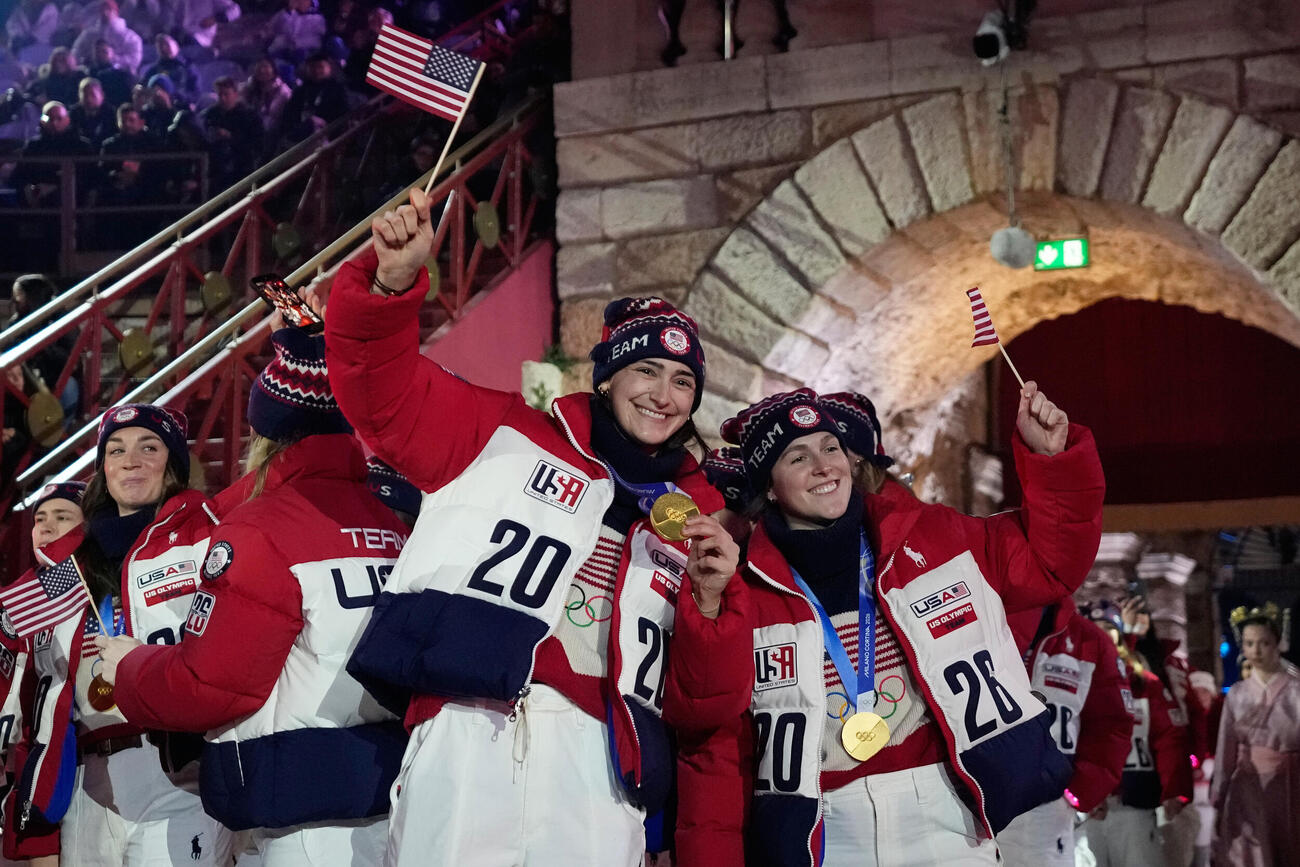 笑顔で入場する米国選手団（AP)