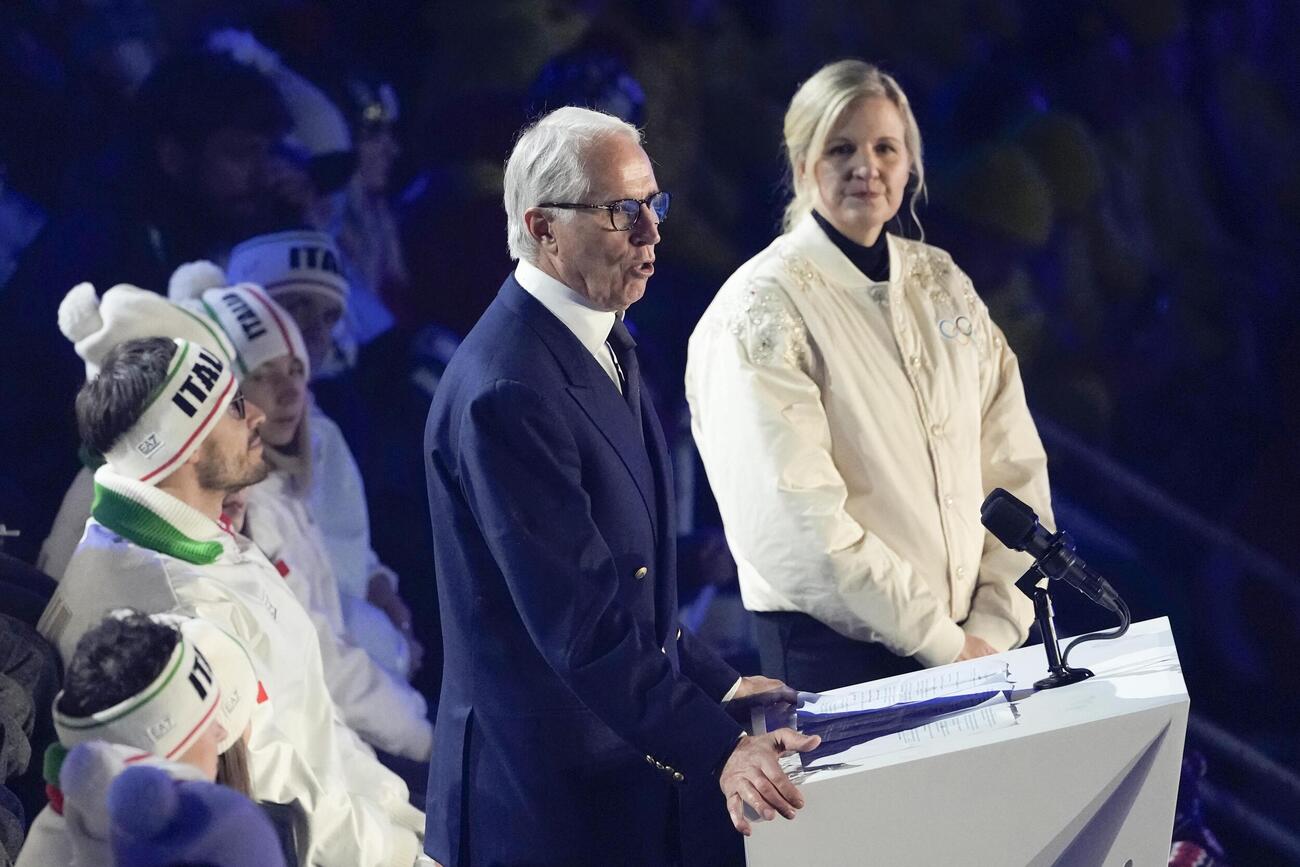 閉会式であいさつするミラノ・コルティナ冬季五輪組織委のマラゴ会長。右はIOCのコベントリー会長（共同）