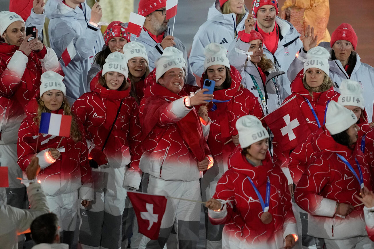 入場するスイス選手団（AP)