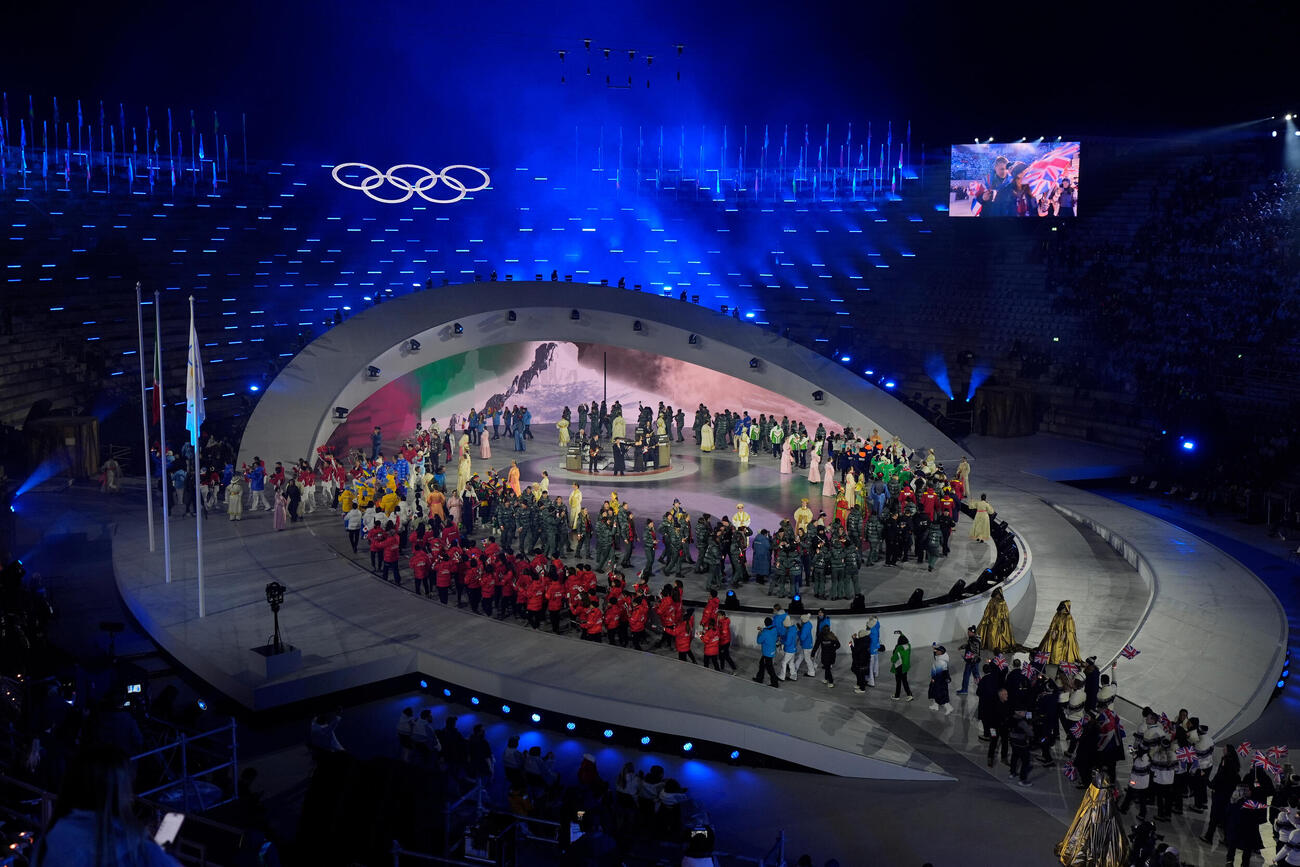 ベローナ五輪アリーナに入場する選手たち（AP)