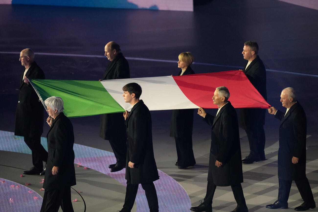 入場してきたイタリア国旗（AP)