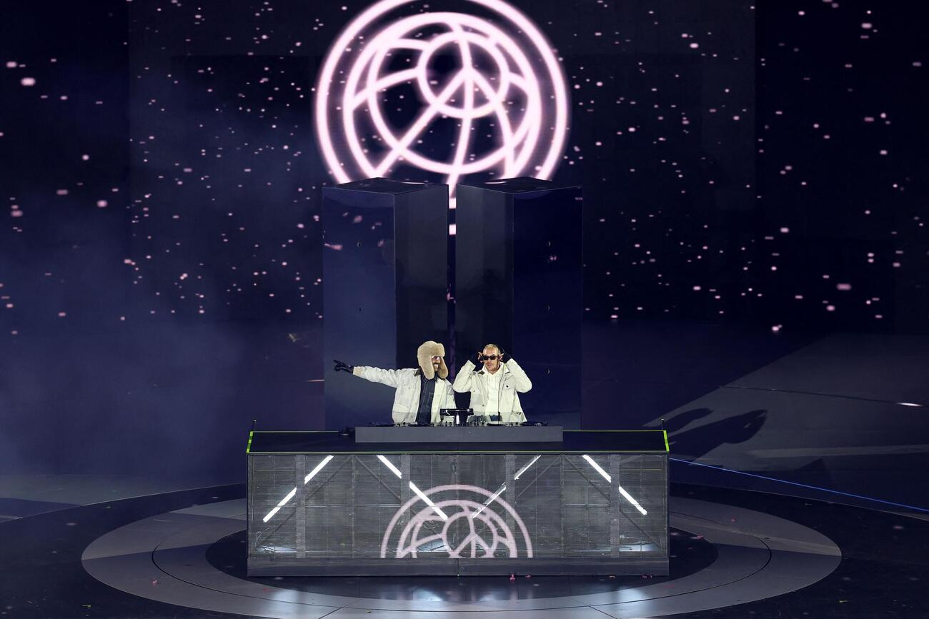閉会式でのMajor Lazerのパフォーマンス（ロイター）