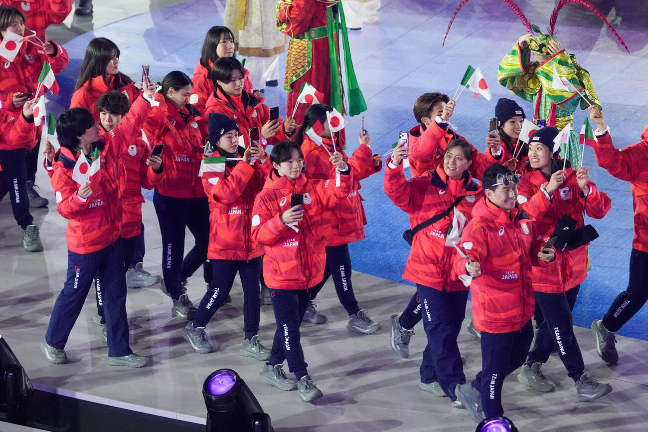 ミラノ・コルティナ五輪閉会式に入場する鍵山（中央）ら日本選手団（撮影・パオロ　ヌッチ）