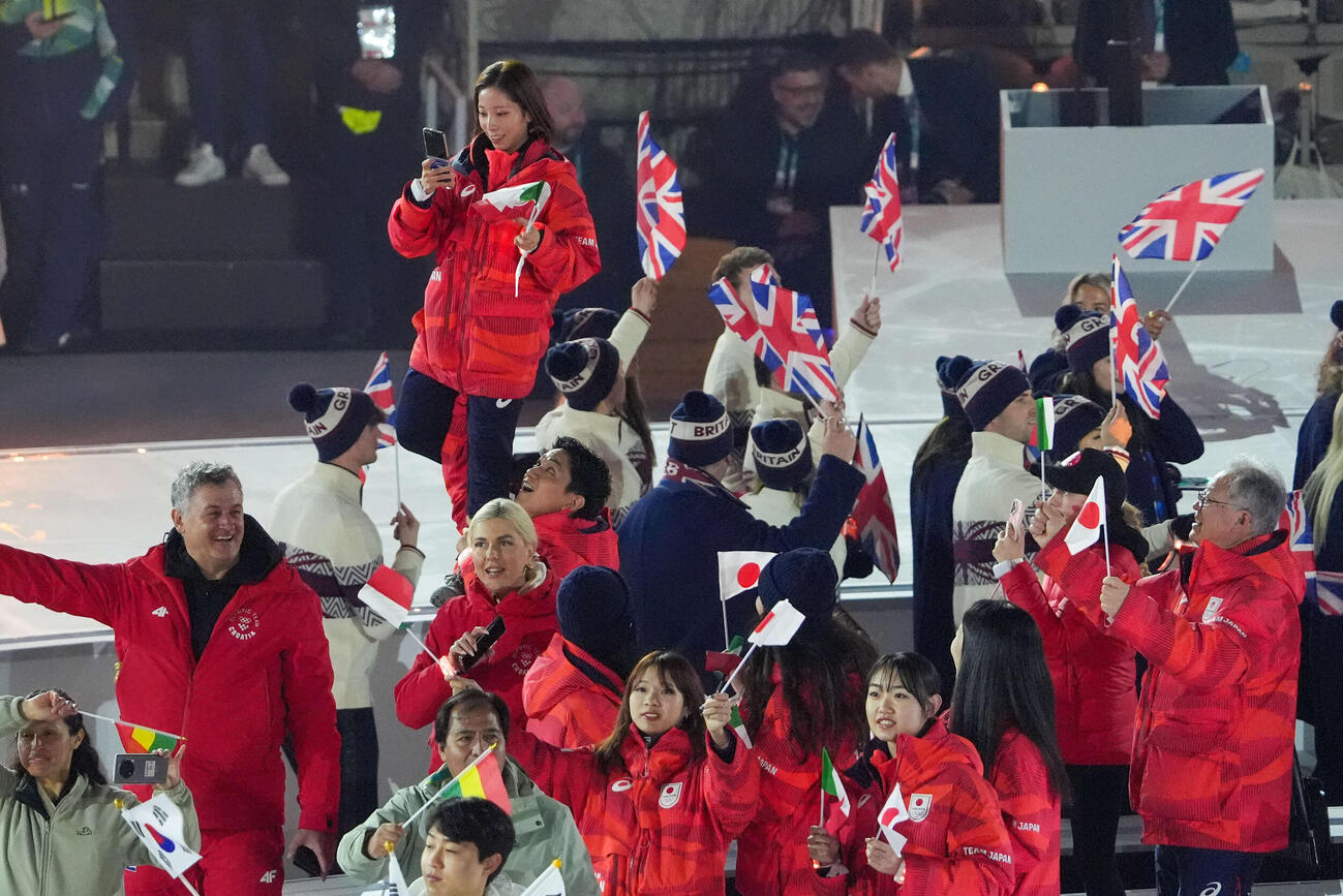 ミラノ・コルティナ五輪閉会式で木原（中央）に持ち上げられて入場する三浦（上）（撮影・パオロ　ヌッチ）