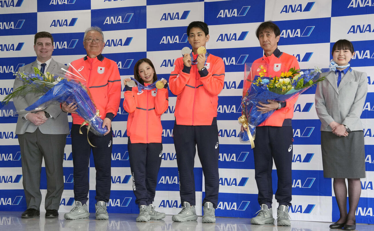 帰国しメダルを手に写真に納まる、伊東団長（左から2人目）、三浦（左から3番目）、木原（左から4番目）、原田副団長（左から5番目）（撮影・小島史椰）