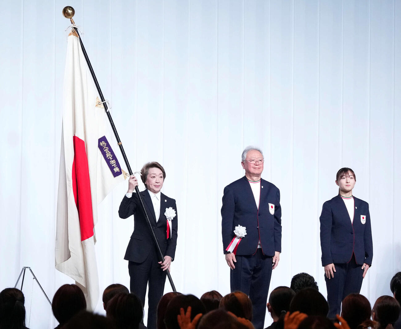 日本オリンピック協会橋本聖子会長（左）の元に団旗が返還された。右から旗手代行の坂本花織、伊東秀仁団長（撮影・たえ見朱実）