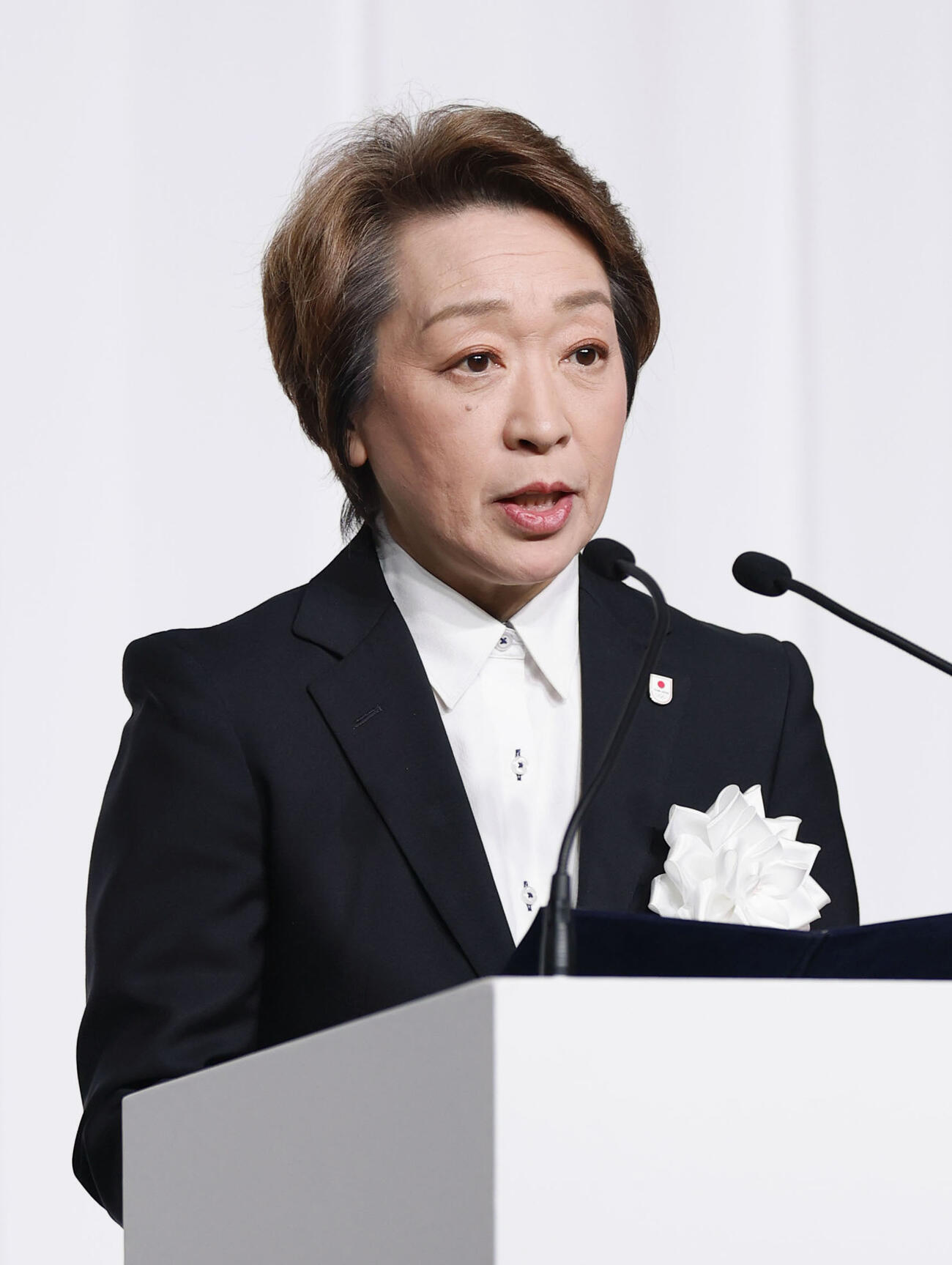 ミラノ・コルティナ冬季五輪の日本選手団解団式であいさつするJOCの橋本聖子会長（共同）