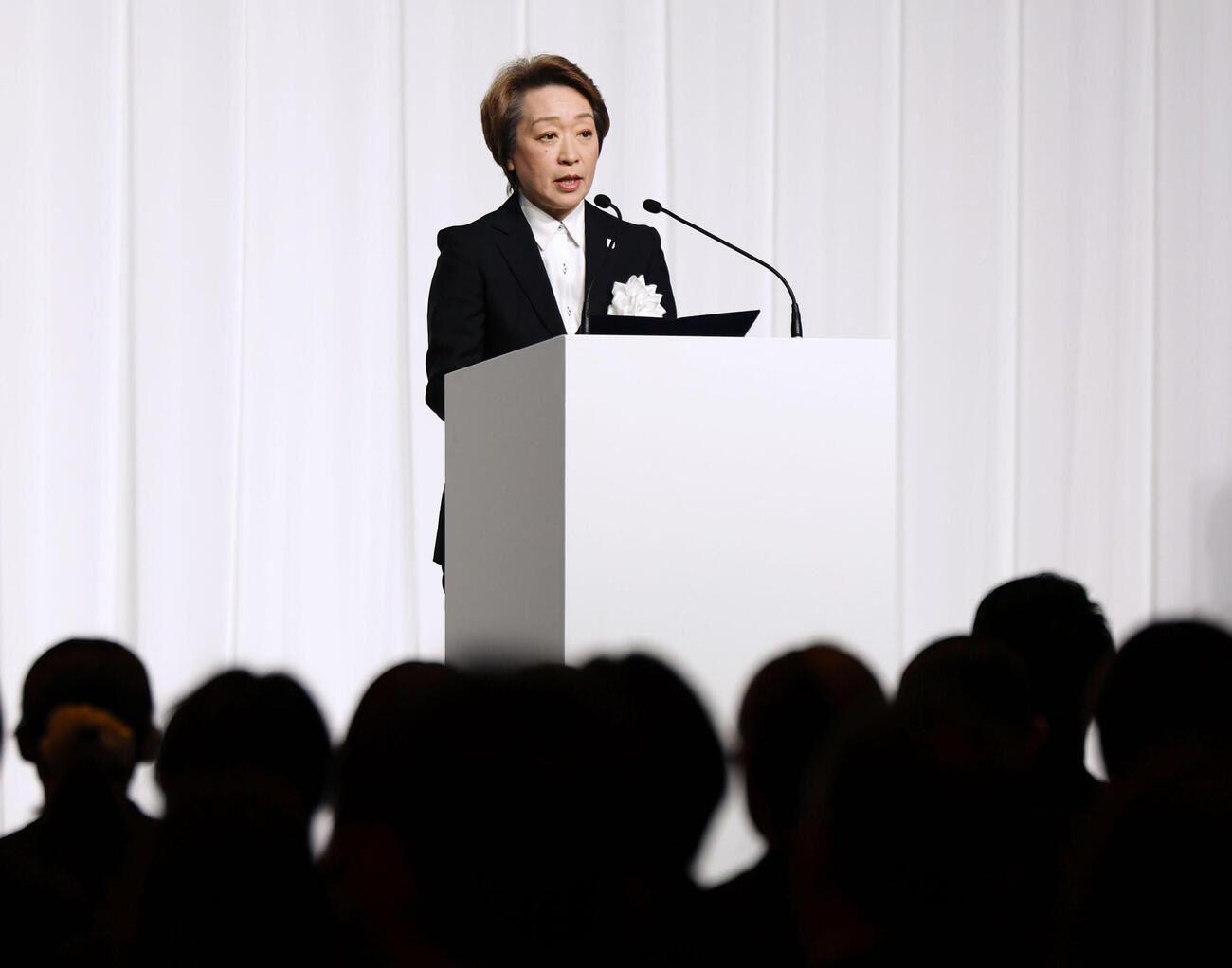 ミラノ・コルティナ冬季五輪の日本選手団解団式であいさつするJOCの橋本聖子会長（共同）