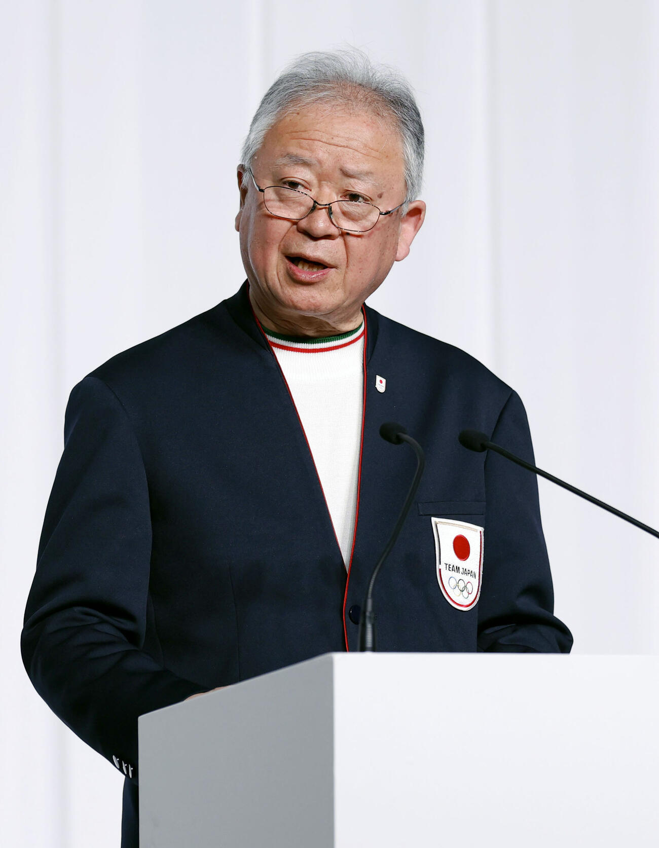 ミラノ・コルティナ冬季五輪日本選手団の解団式であいさつする伊東秀仁団長（共同）