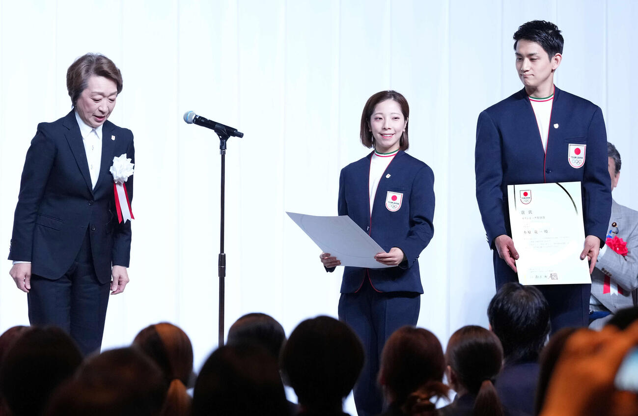 五輪特別賞を受賞した三浦璃来（中央）と木原龍一。左は日本オリンピック委員会橋本聖子会長（撮影・たえ見朱実）