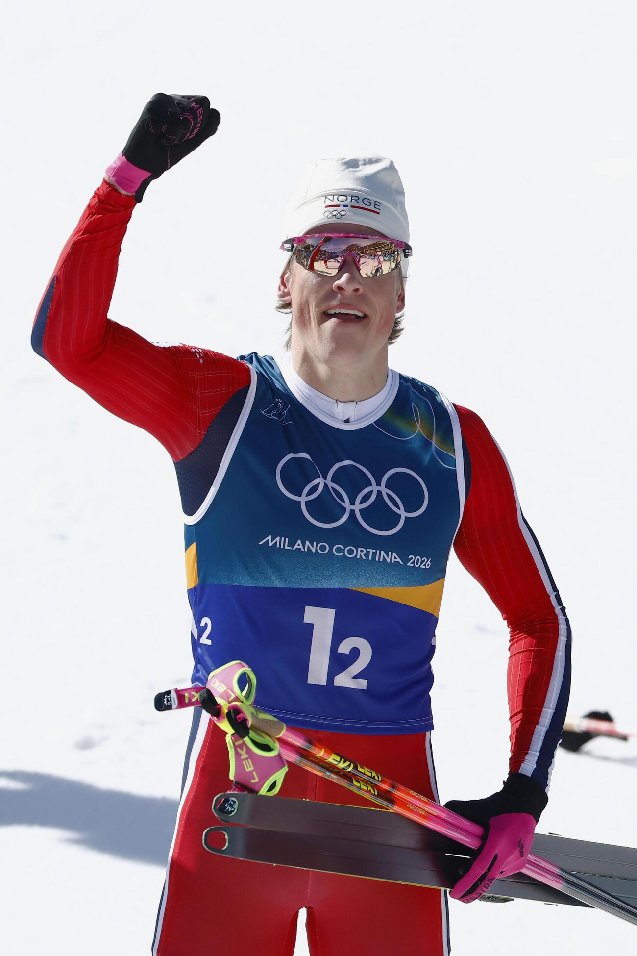 男子団体スプリント・フリーで優勝し、ガッツポーズするノルウェーのヨハンネスヘスフロト・クレボ（共同）