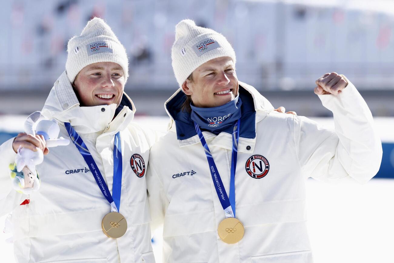 男子団体スプリント・フリーで金メダルを獲得したノルウェーのヨハンネスヘスフロト・クレボ（右）ら（共同）
