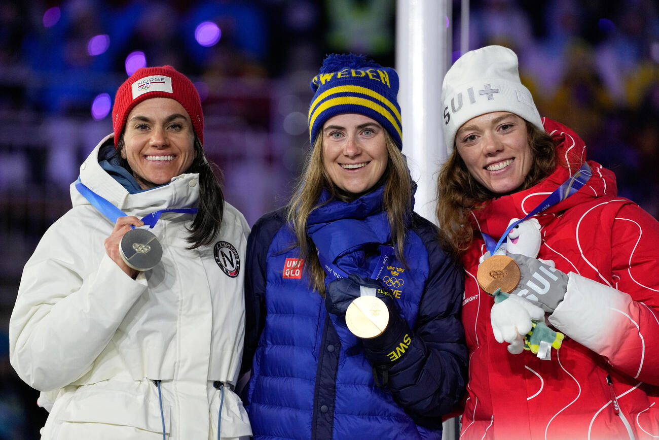 スキー距離女子50キロクラシカルで金メダルを獲得したスウェーデンのエバ・アンデション（中央）（AP)
