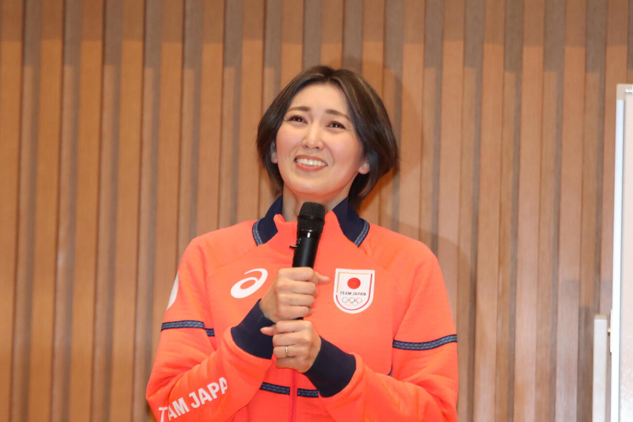 母校の壮行会に出席したミラノ・コルティナ五輪カーリング女子日本代表フォルティウス吉村は、髪色について質問されて笑顔を見せる＝2026年1月29日