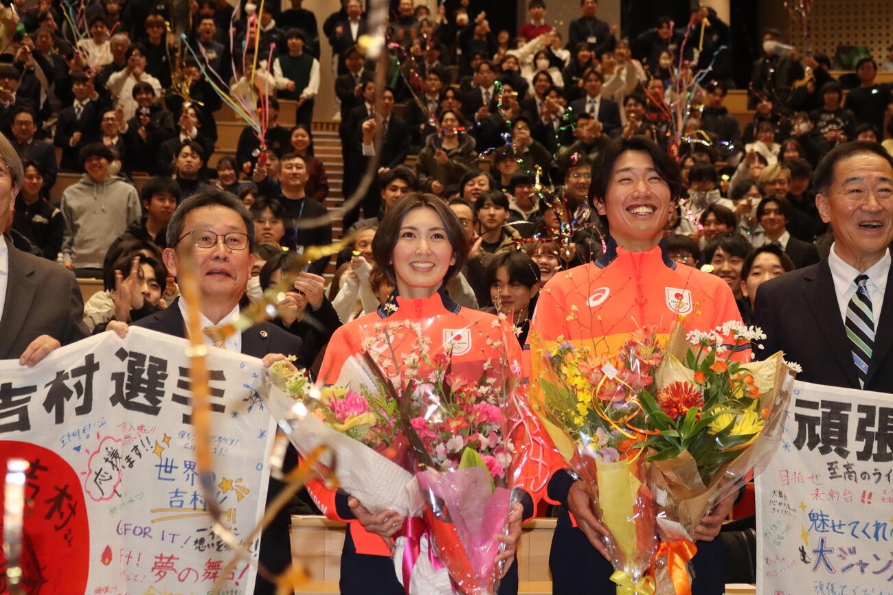 母校の壮行会に出席したミラノ・コルティナ五輪カーリング女子日本代表フォルティウス吉村（左から2人目）とフリースタイルスキー・モーグル男子の島川（同3人目）＝2026年1月29日