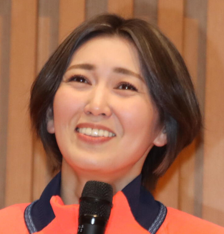 母校の壮行会に出席したミラノ・コルティナ五輪カーリング女子日本代表フォルティウス吉村は、髪色について質問されて笑顔を見せる＝2026年1月29日