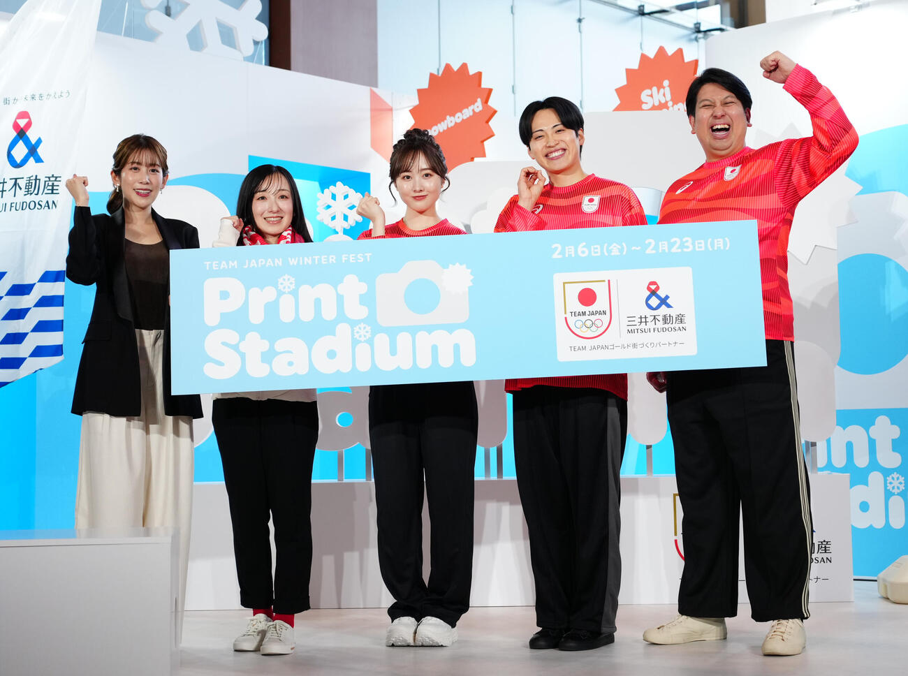 「プリントスタジアム　presented by三井不動産」オープニングイベントのフォトセッションで写真に納まる、左から中川安奈、藤沢五月、本田望結、レインボーのジャンボたかお、池田直人（撮影・垰建太）