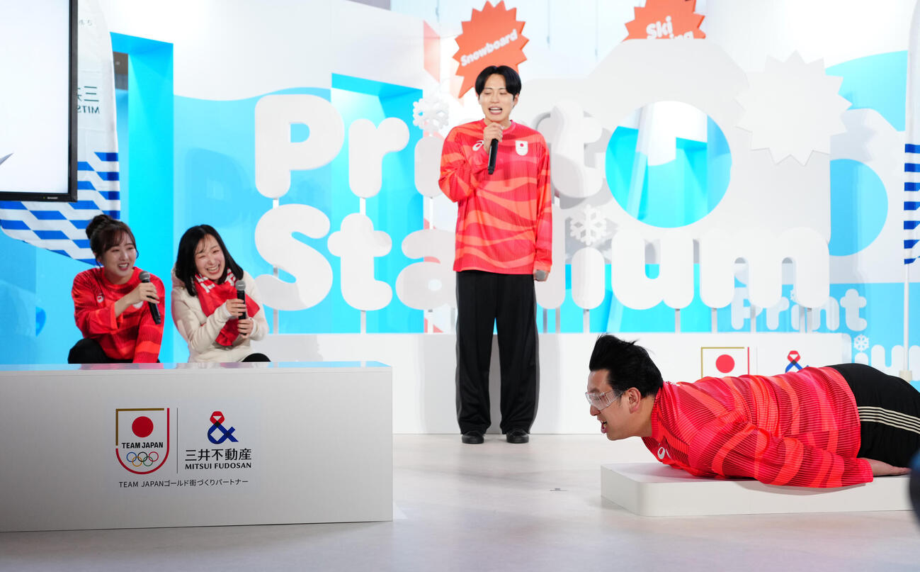 「プリントスタジアム　presented by三井不動産」オープニングイベントで冬季種目のスケルトン体験をするレインボーのジャンボたかお（右）（撮影・垰建太）