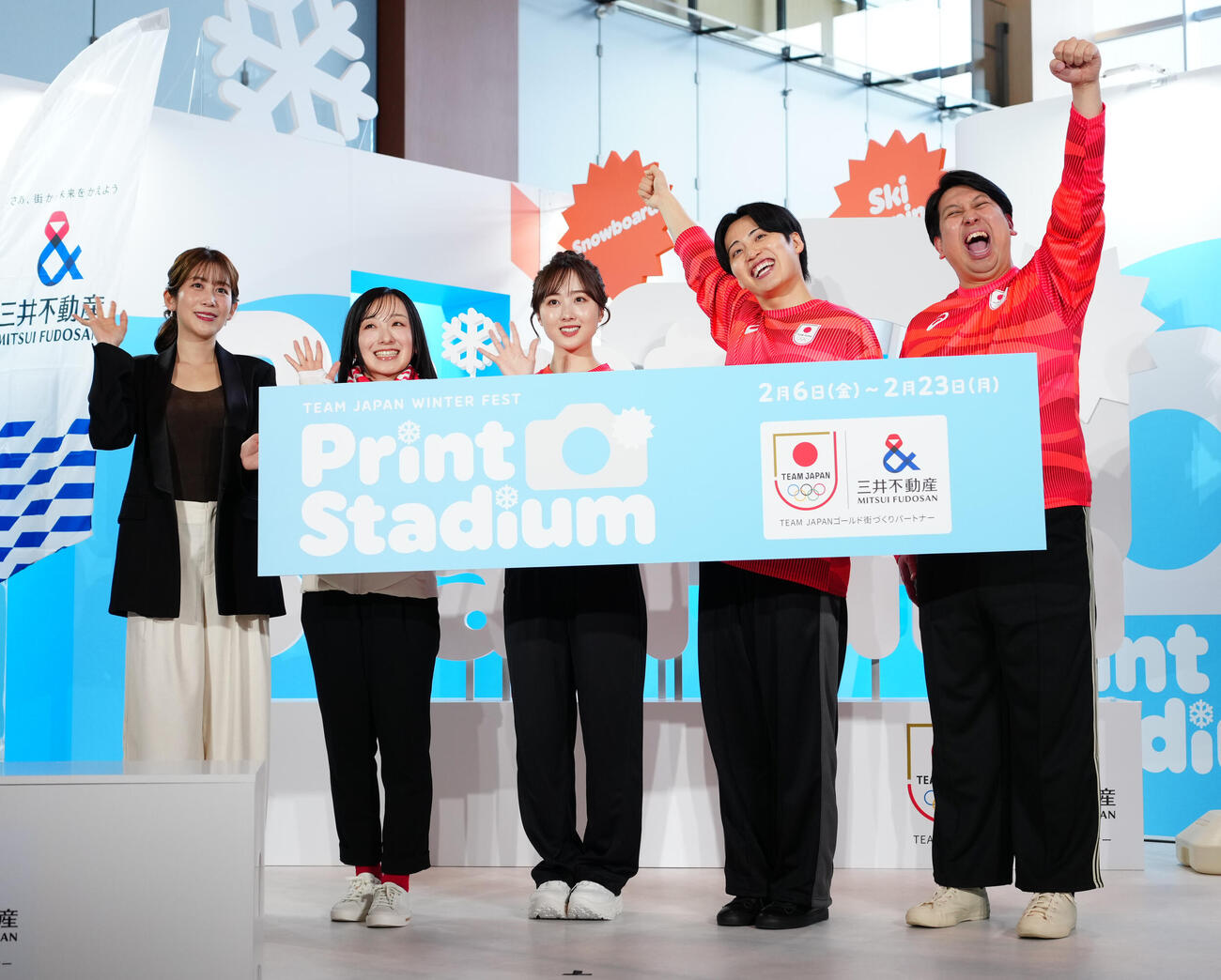 「プリントスタジアム　presented by三井不動産」オープニングイベントのフォトセッションで写真に納まる、左から中川安奈、藤沢五月、本田望結、レインボーのジャンボたかお、池田直人（撮影・垰建太）