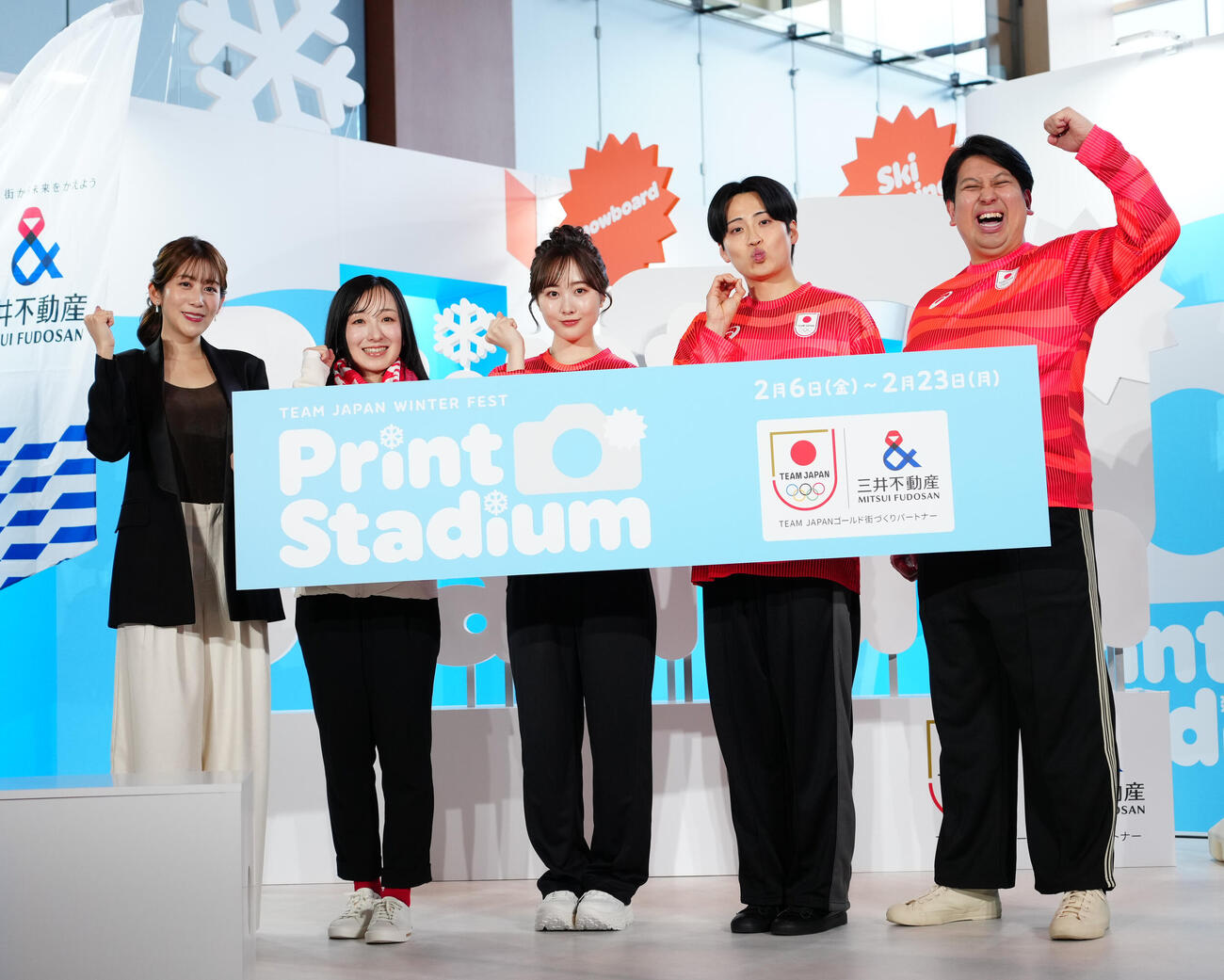 「プリントスタジアム　presented by三井不動産」オープニングイベントのフォトセッションで写真に納まる、左から中川安奈、藤沢五月、本田望結、レインボーのジャンボたかお、池田直人（撮影・垰建太）