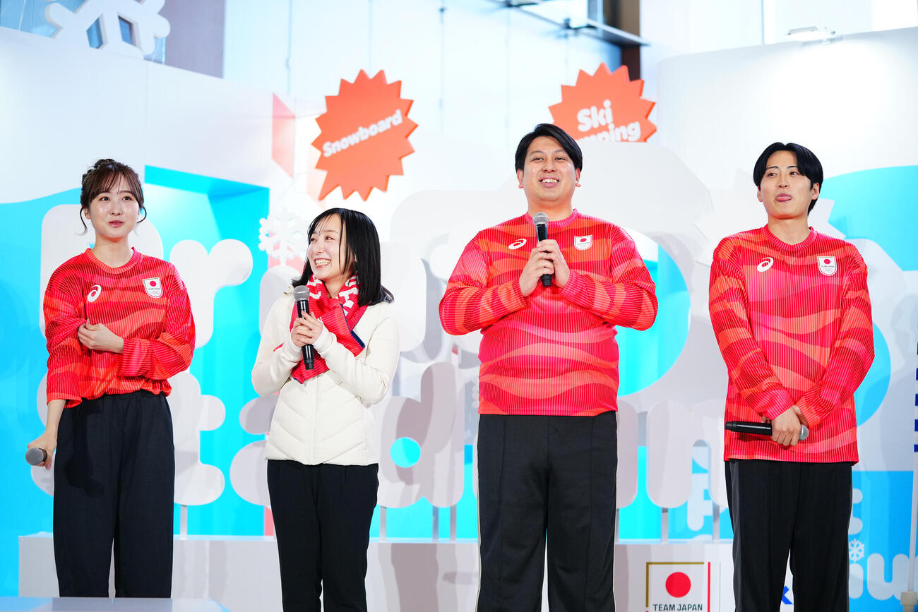 「プリントスタジアム　presented by三井不動産」オープニングイベントに登壇する、左から本田望結、藤沢五月、レインボーのジャンボたかお、池田直人（撮影・垰建太）