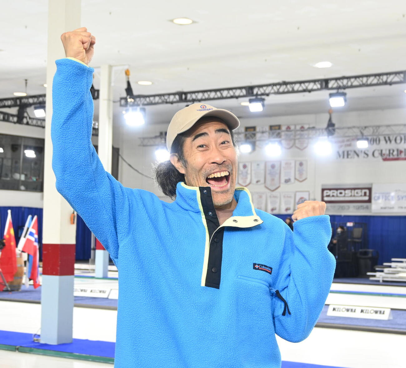 女子日本代表フォルティウスが五輪出場を決めてガッツポーズするなすび（2025年12月撮影）