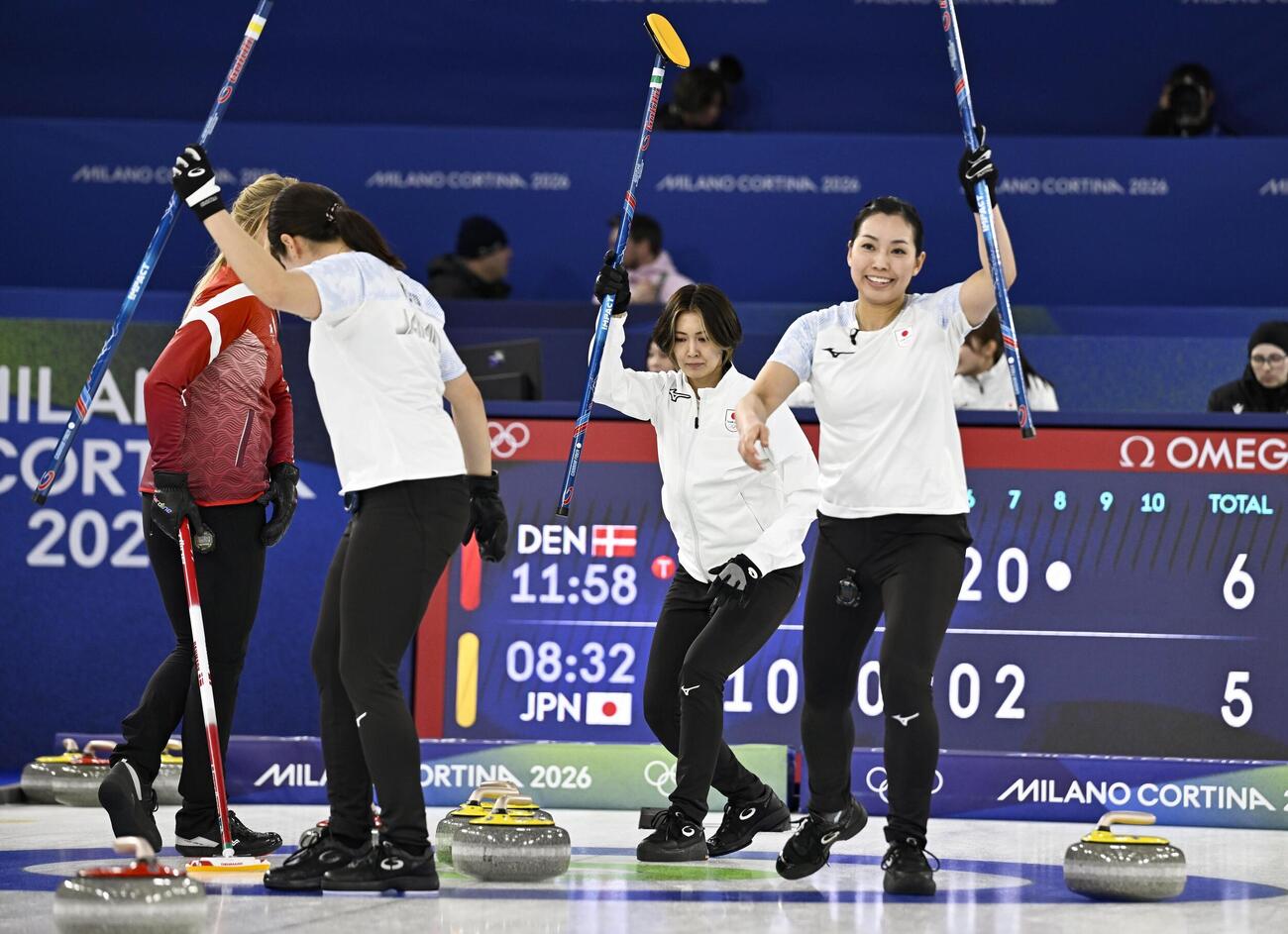 日本－デンマーク　第8エンド、小野寺のショットが決まり、手を上げる吉村（右から2人目）ら（共同）
