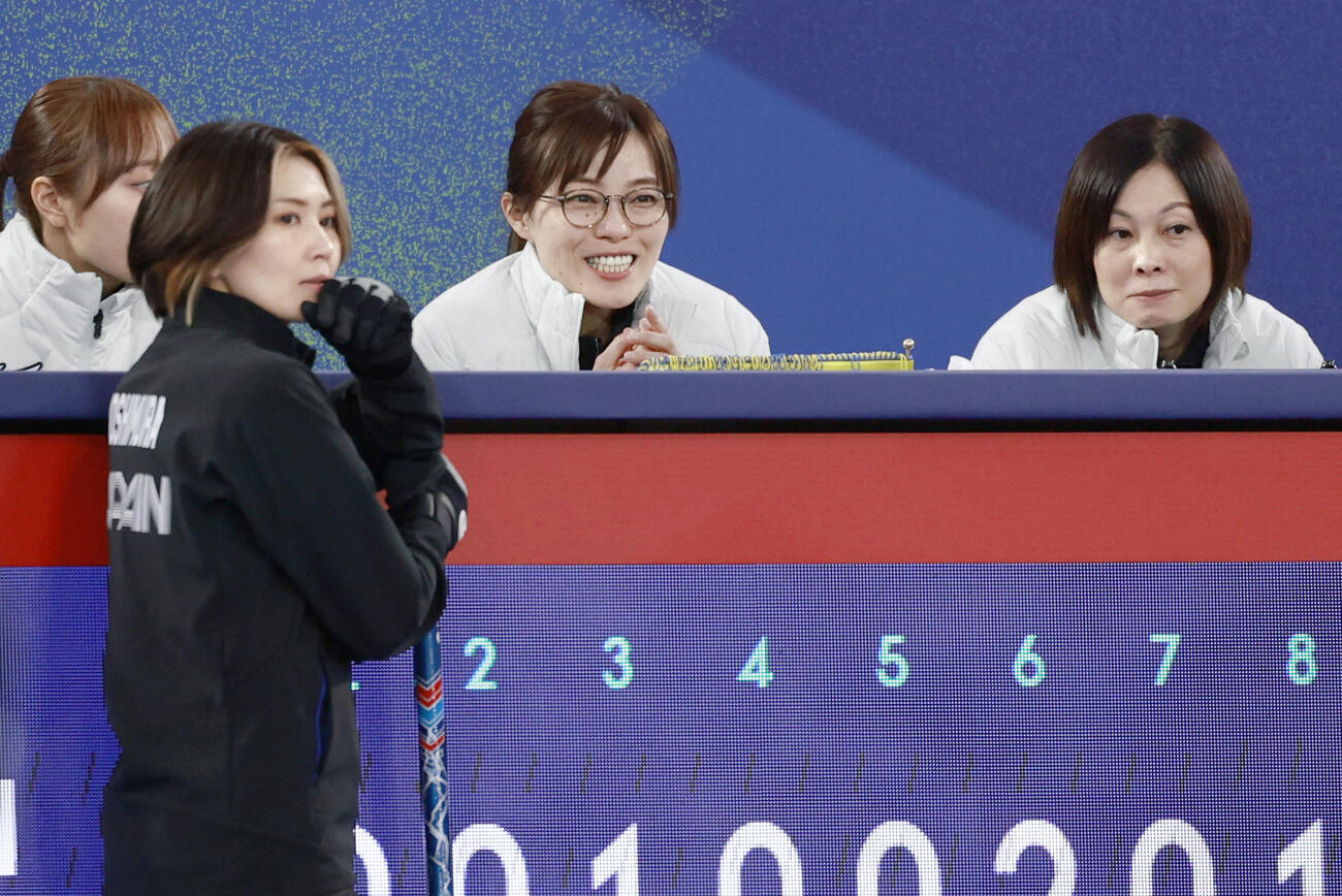 日本―スウェーデン　第9エンド、吉村（左手前）と話す小笠原監督。右は船山コーチ（共同）
