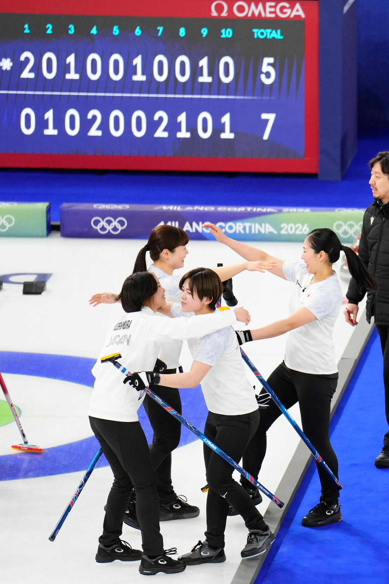 カーリング1次リーグ　スイスを下し喜ぶ日本代表フォルティウス（AP）
