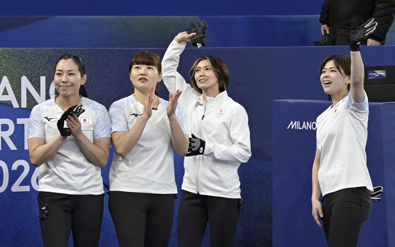 スイスに勝利し、喜ぶ（左から）近江谷、小谷、吉村、小野寺＝コルティナダンペッツォ（共同）