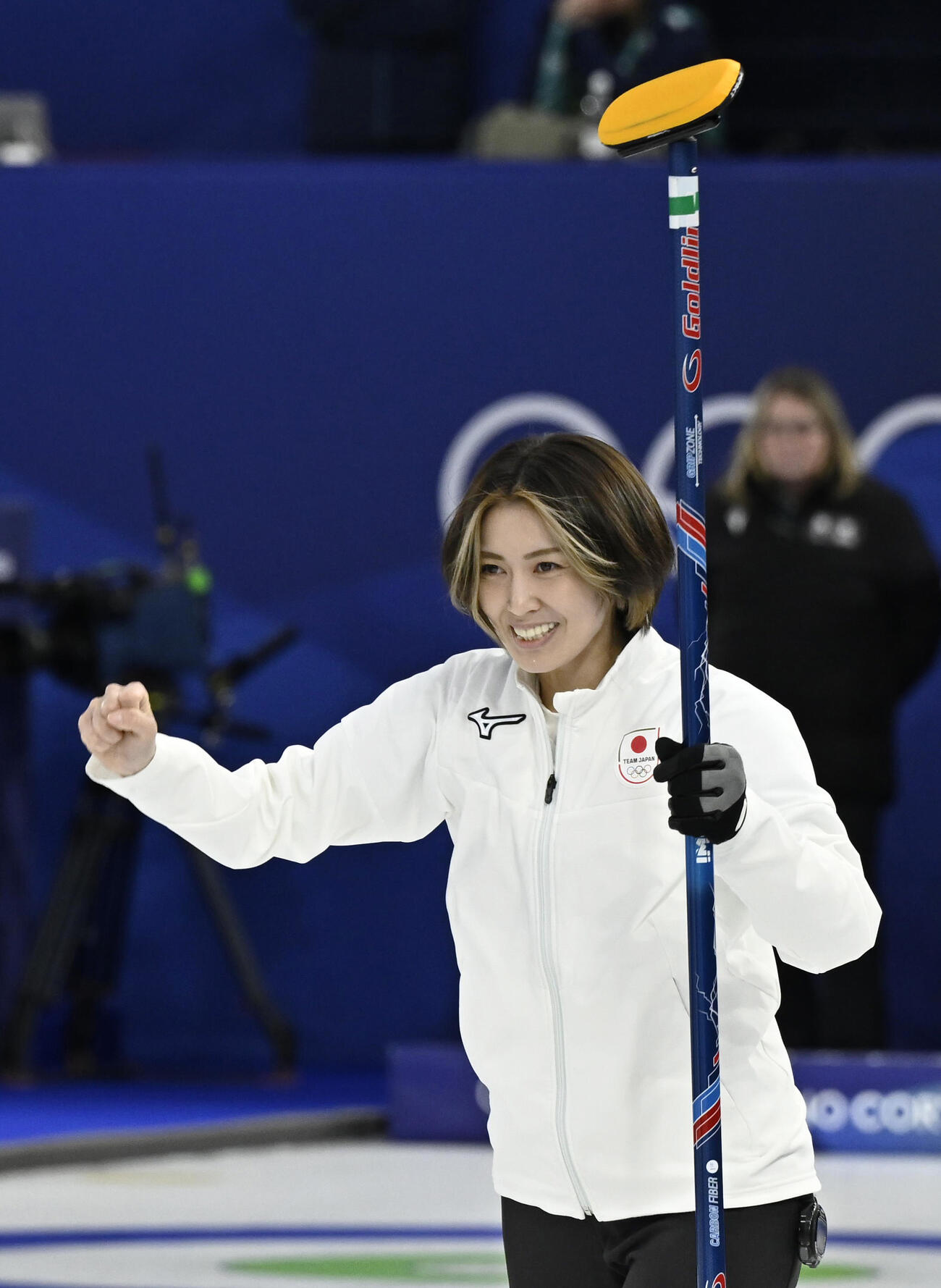 スイスに勝利し、ガッツポーズする吉村（共同）