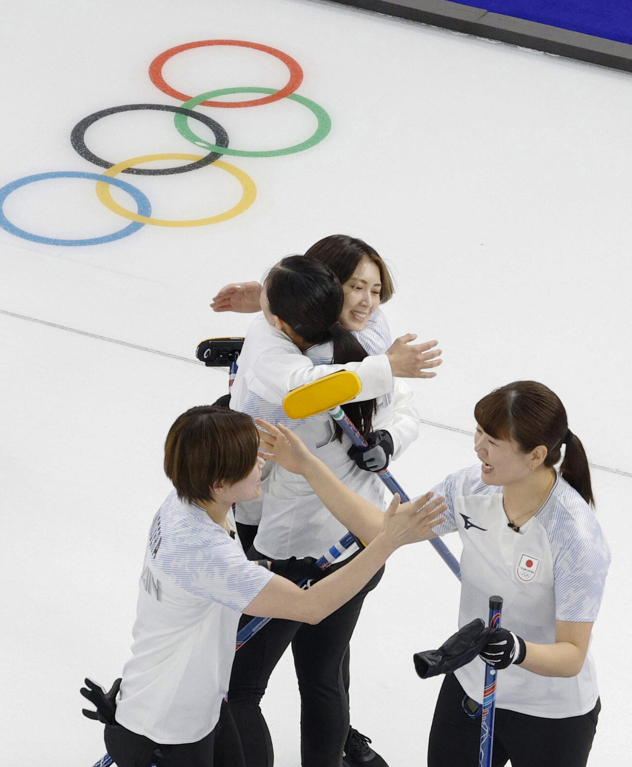 スイスに勝利し、抱き合って喜ぶ吉村（奥右）、小谷（手前右）ら（共同）