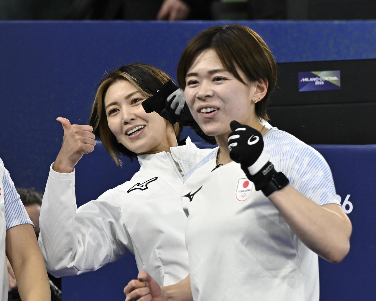 スイスに勝利し、ポーズをとる吉村（左）と小野寺（共同）