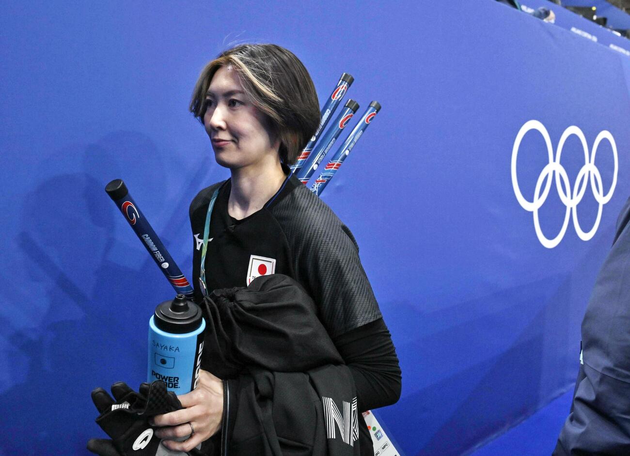 カーリング女子１次Ｌ　米国に敗れ、引き揚げる吉村＝コルティナダンペッツォ（共同）