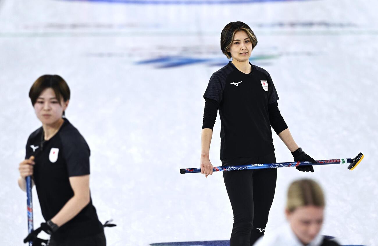 カーリング女子１次Ｌ　日本―米国　第8エンドに3点を奪われ、厳しい表情の吉村（右）（共同）
